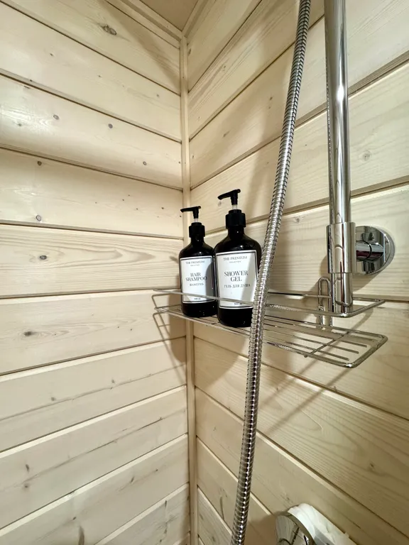 Уютный домик с панорамным окном и видом на лес