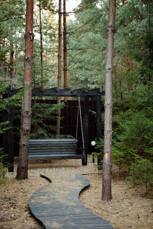 Дом в сосновом лесу с ванной у окна