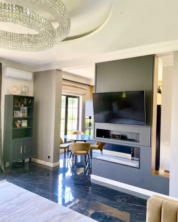 Стильный дом с открытым бассейном и сауной