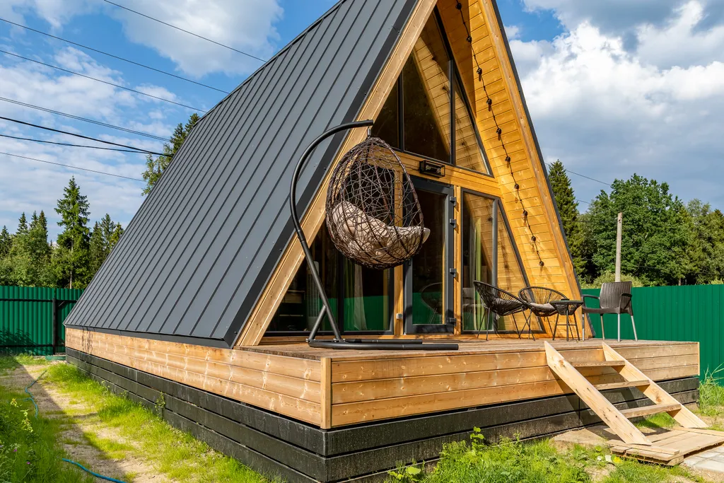 Дом шалаш в окружении леса рядом с озером