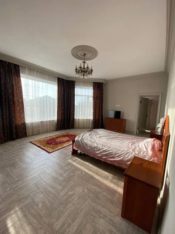 Большой и красивый дом на берегу моря