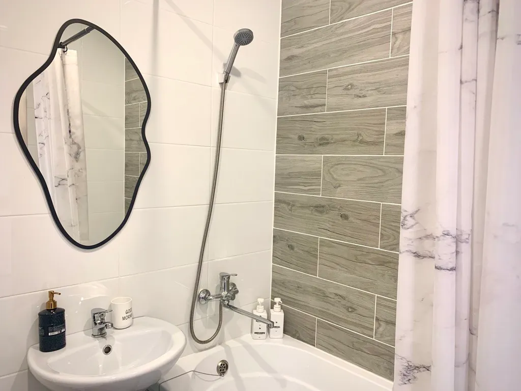 Семейный отдых в тишине: новый дом, безопасный двор и уютная квартира