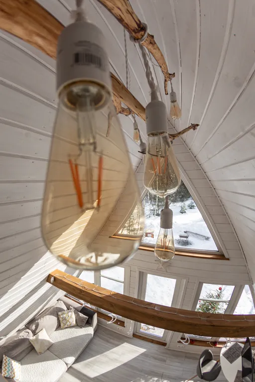 Дом с баней и чаном у леса