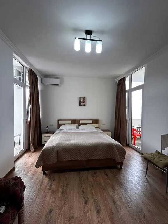 Просторная студия с двумя балконами на море и горы