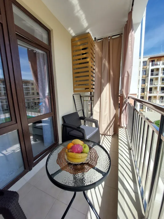 Студия с бассейнами в ЖК Кипарис