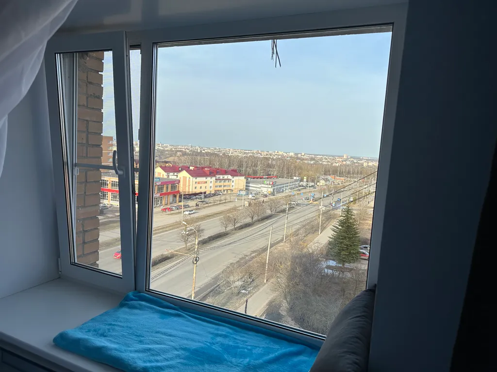 Уютная приятная комната с видом на город