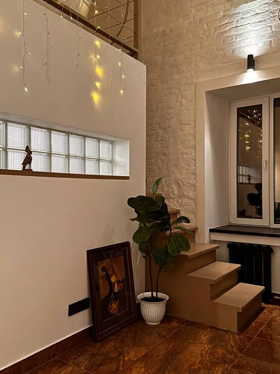 Двухуровневый номер-студия в стиле лофт с открытой ванной Нежность