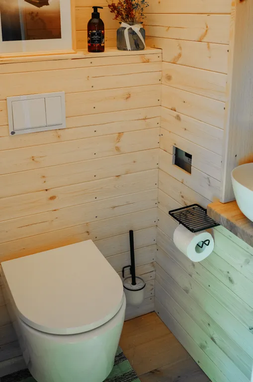 Уютная хижина в лесу у реки