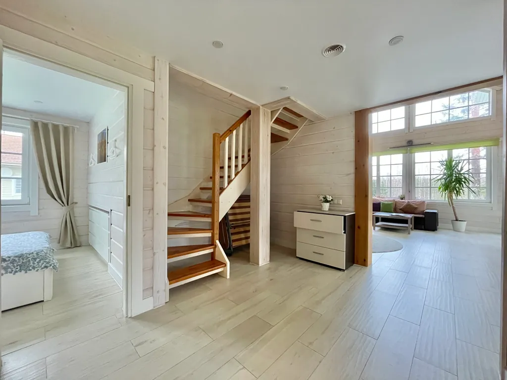 Коттедж с сауной и камином на берегу озера в сосновом лесу