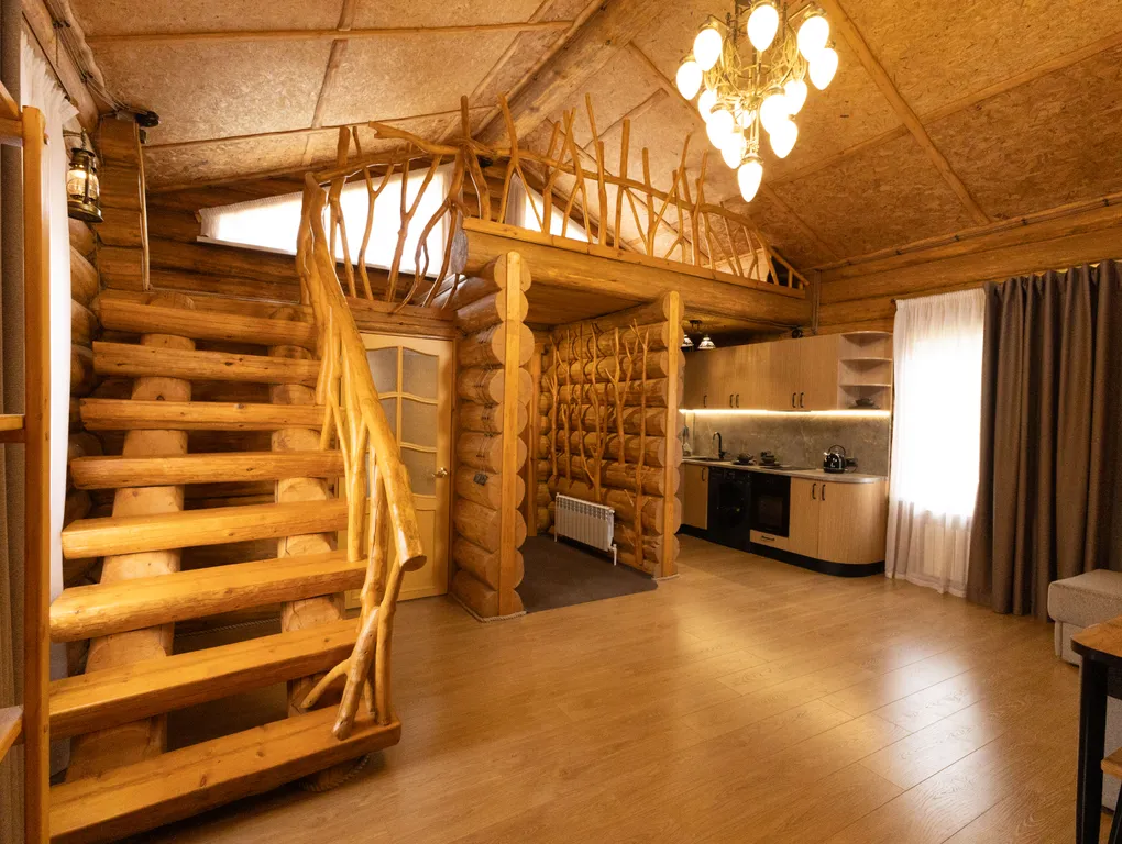 Бревенчатая изба с уникальной отделкой