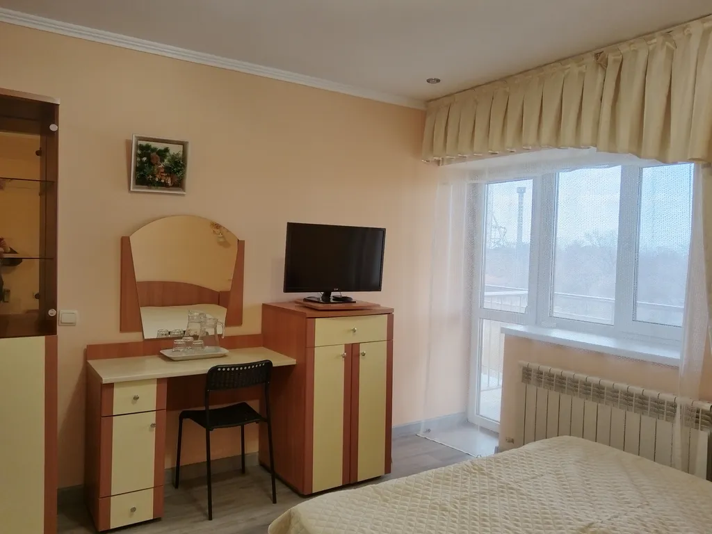 Квартира Квартира Трехместный номер с балконом в гостевом доме "Легенда" с бассейном. — Анапа