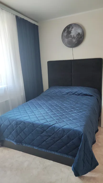 Уютная студия с камином рядом с озером