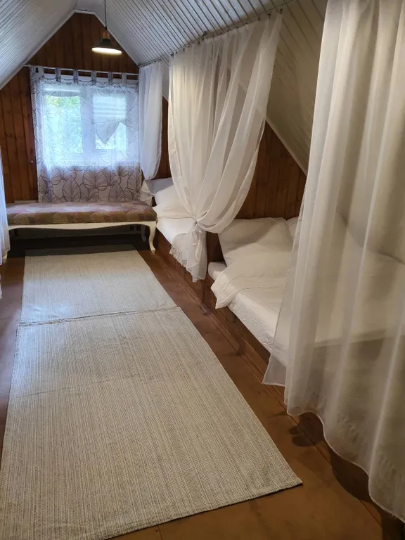 Домик с банькой у леса