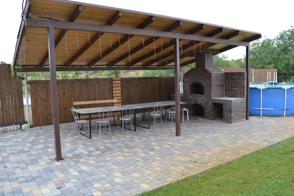 Уютный дом с зеленой лужайкой