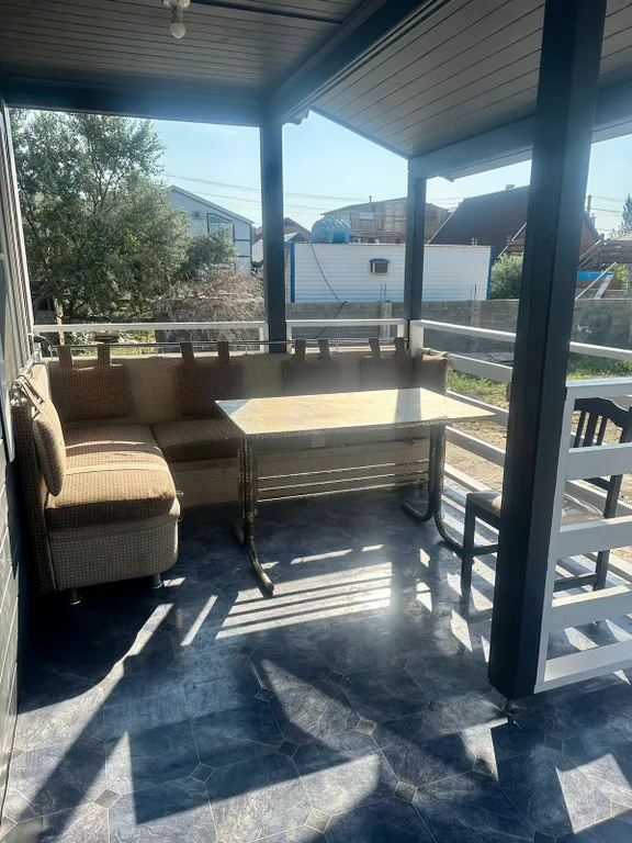 Уютный деревянный домик у моря