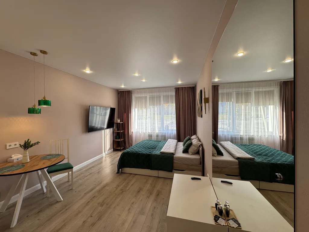 Зелёная современная квартира-студия недалеко от Горного Воздуха