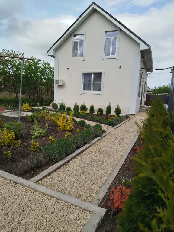 Коттедж Уютный дом в пригороде — Красный