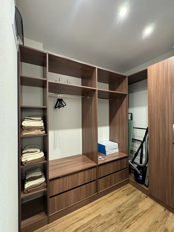 Квартира в стиле лофт с отдельной спальной зоной и гардеробной