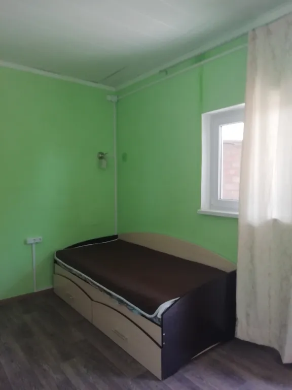 Домик с двумя спальнями и террасой с садовой мебелью