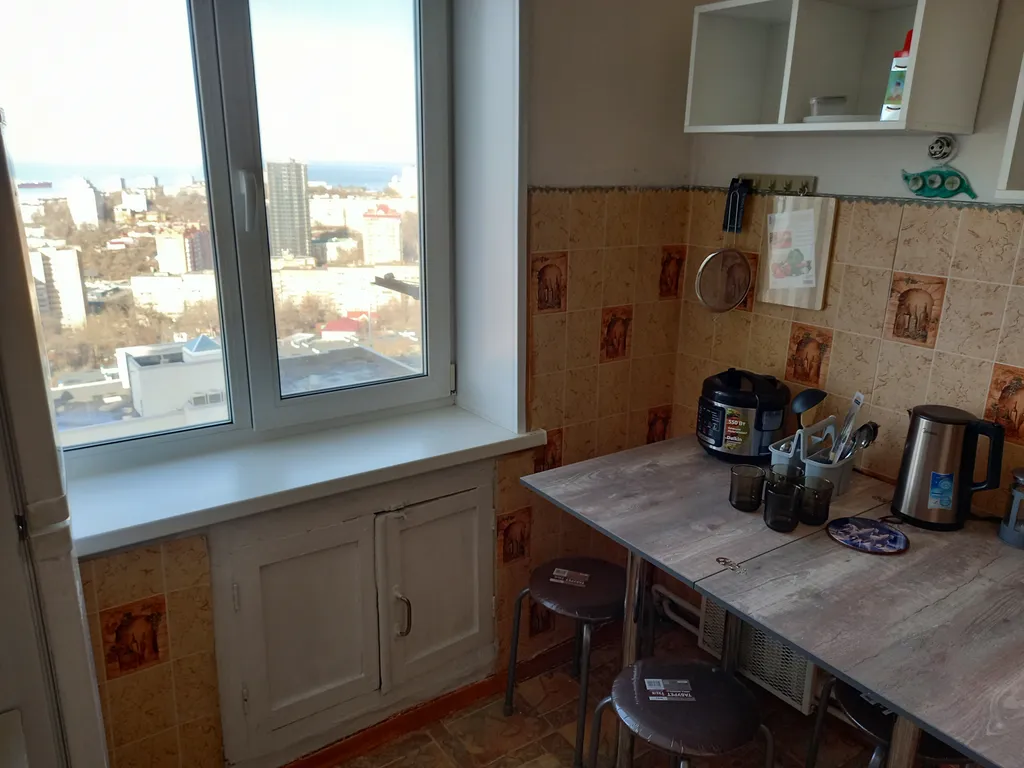 Двухкомнатная в центре, красивый вид на город и море