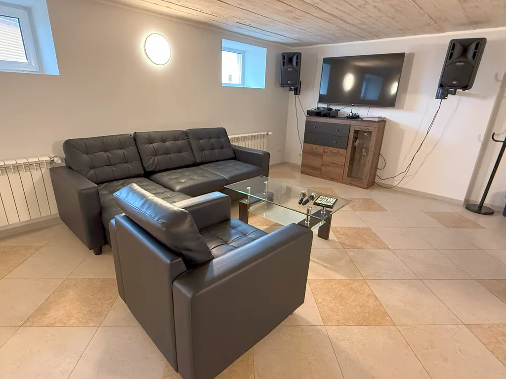 Дом с бассейном, спортзалом и 3 спальнями