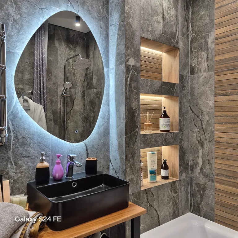 Новый стильный апартамент в двух шагах от моря с балконом и камином