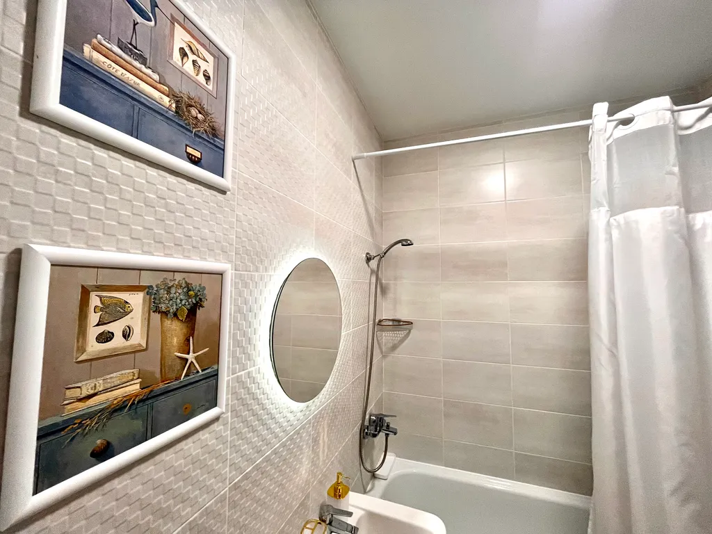 Комфортабельная видовая квартира с дизайнерским ремонтом возле моря