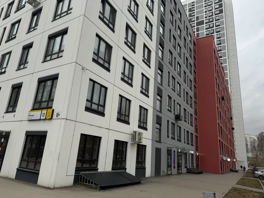 Студия с камином у парка