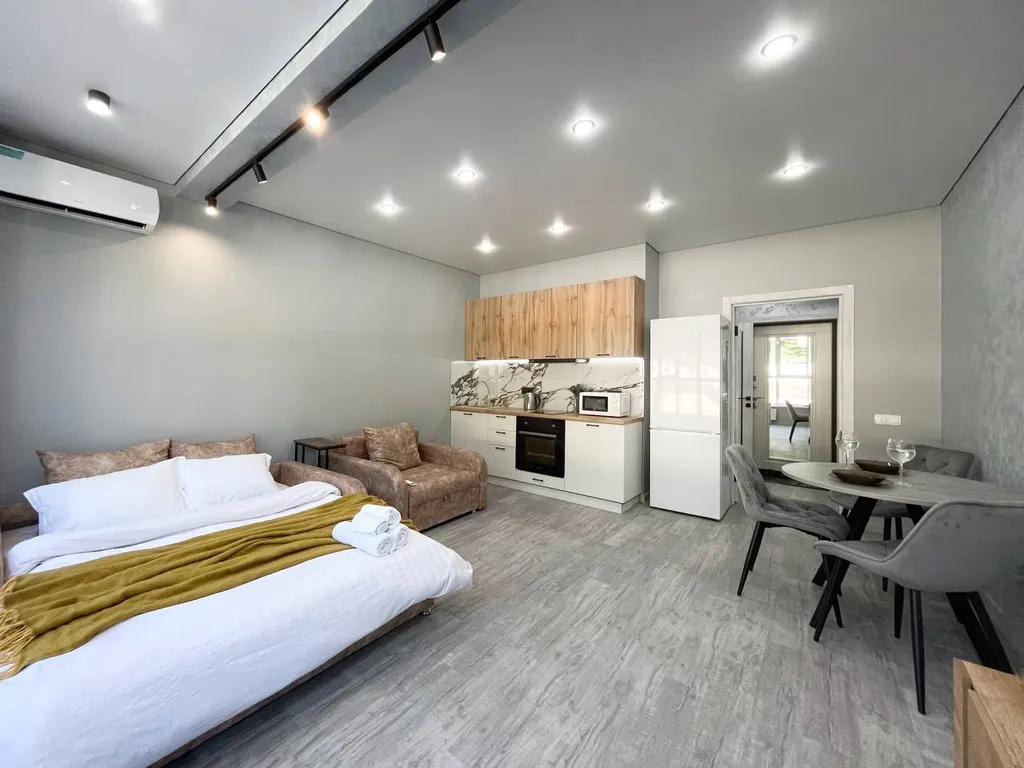 Студия с частичным видом на лес