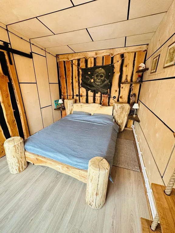 Дом у пруда с пляжем