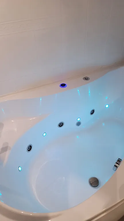 Уютная квартира с панорамными окнами и джакузи