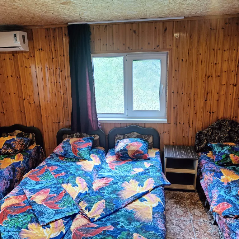 Отдельный домик с двумя комнатами со своей кухней и санузлом