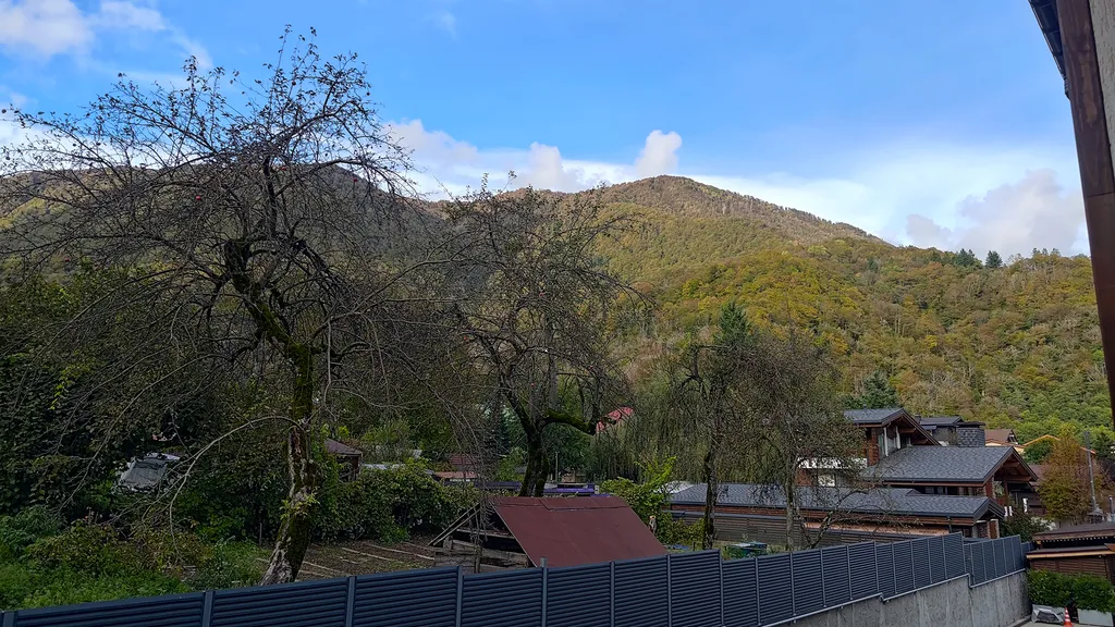 Студия в центре с балконом и видом на горы + бассейн/сауна