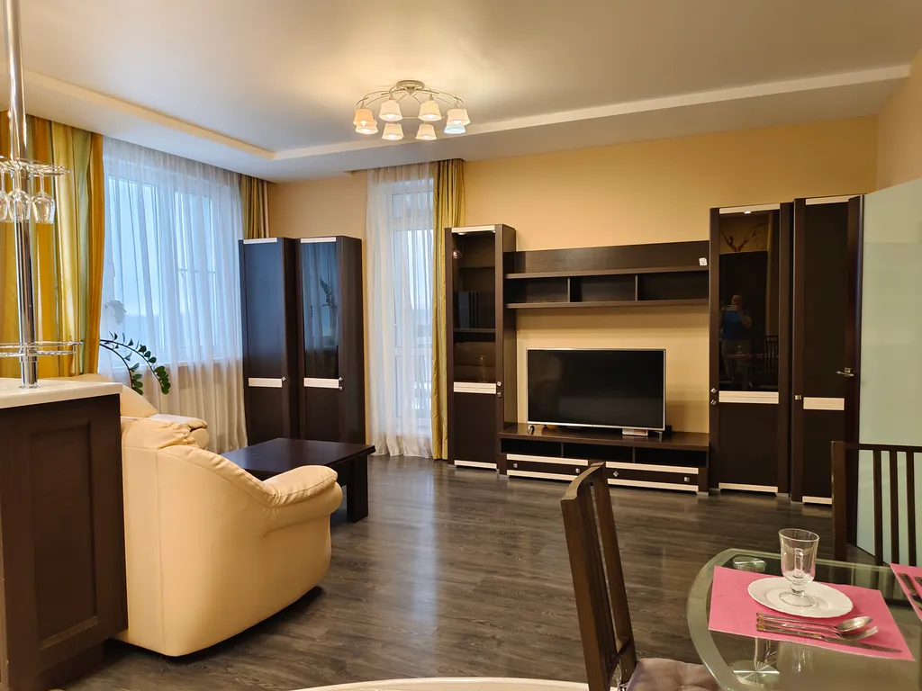 3-комнатная квартира с балконом у Дома Ученых