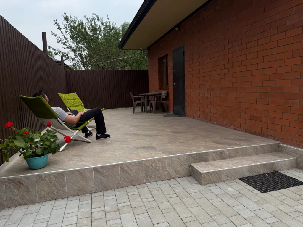 Новый дом в тихом месте недалеко от центра города