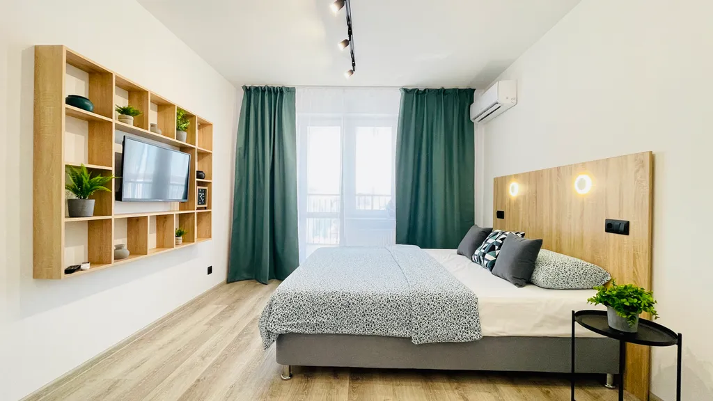 Центр зелёной рощи напротив колеса обозрения