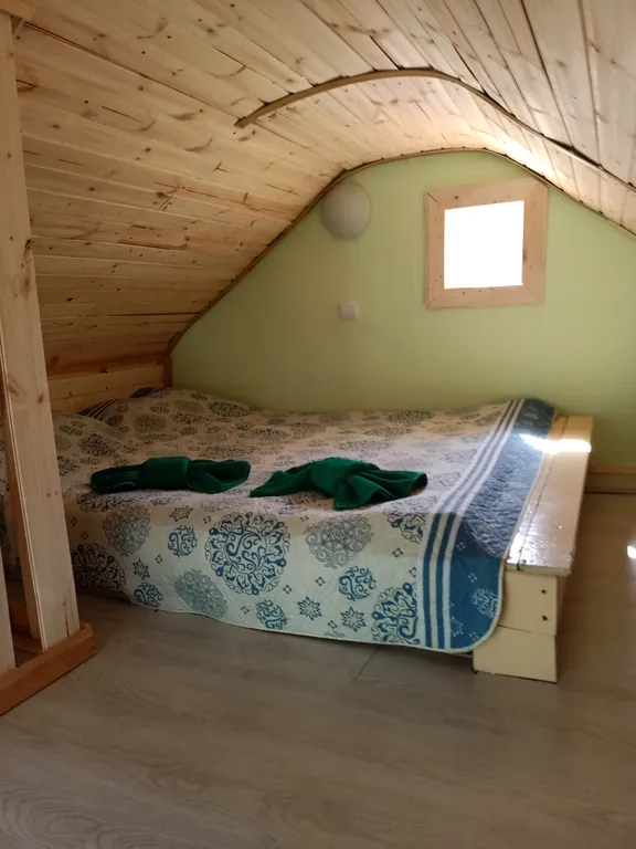 Домик у пруда