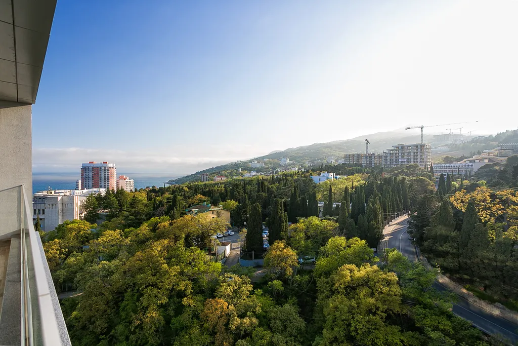 Студия терраса вид на горы и частично на море в приморском парке