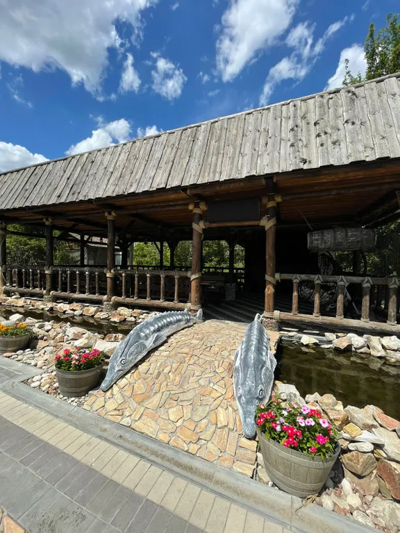 Загородный дом в черте города с озером