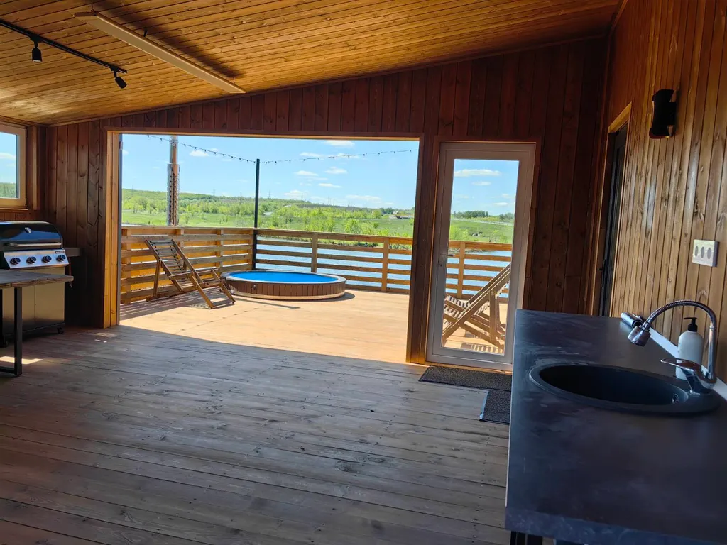 Дом на берегу озера с сауной и купелью