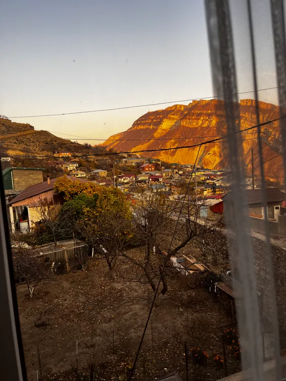 Светлая студия с видом на горы