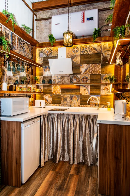 Романтическая студия с камином и балконом в старинном особняке