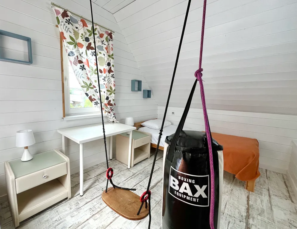 Благоустроенный дом у реки