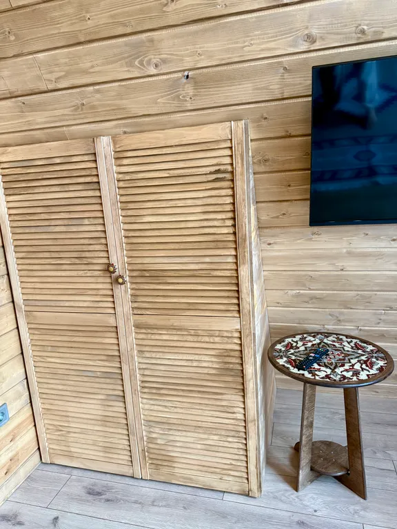 Дом-типи на берегу озера Валдайское