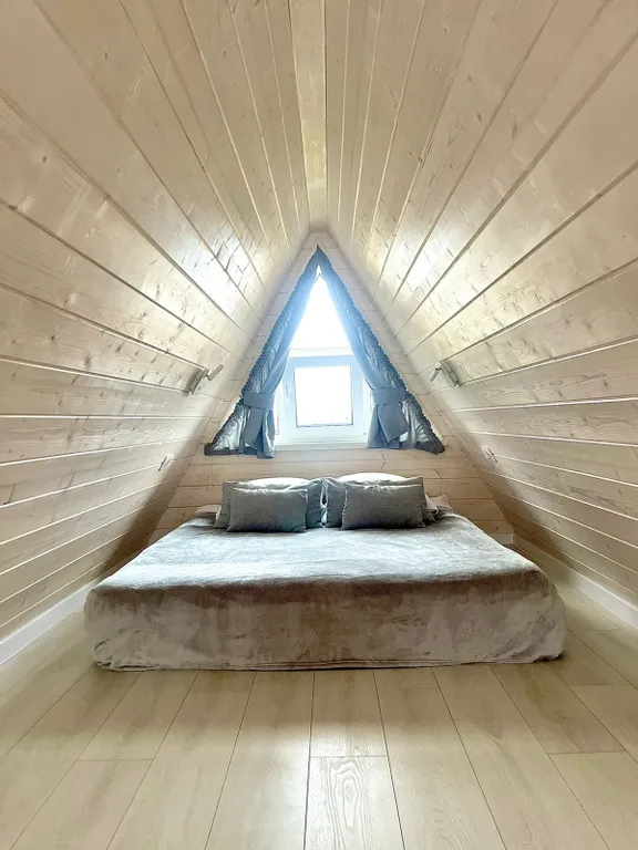 Треугольный дом с баней и сибирским чаном