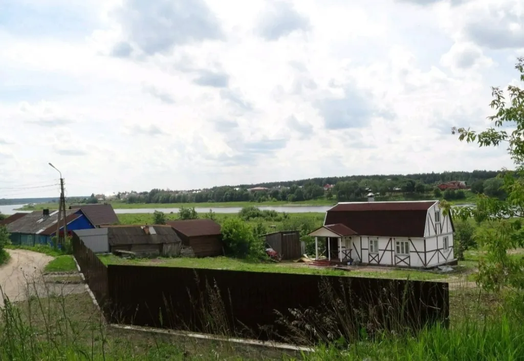 Уютный дом на берегу реки Великой
