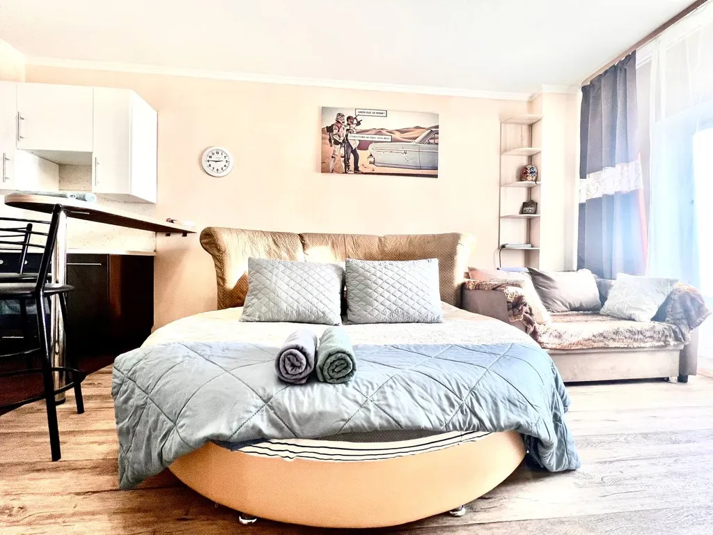 Квартира Уютная светлая студия, центр, ТЦ Вояж, парковка, кафе, аквапарк источник — Тюмень