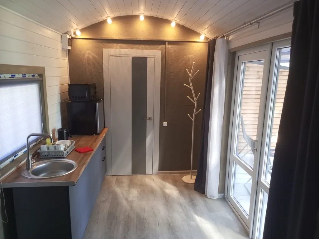 Новые домики среди векового леса на берегу Ладоги