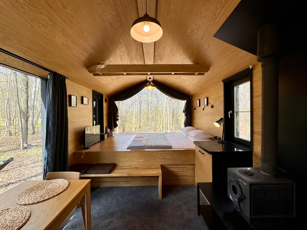 Дубльдом Тopоl cо cтильным интерьерoм и панoрaмным видом на лeс