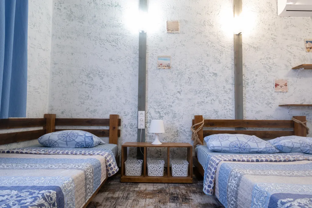 Трехместный номер с двухспальной и односпальной кроватями